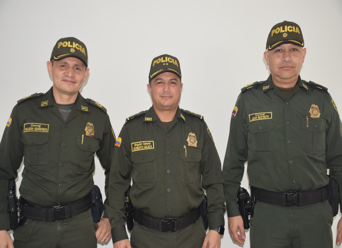 Nelson Quiñonez Manchola, comandante de la Policía Metropolitana de Neiva; Brigadier General, Norberto Mujica, y Juan Carlos Restrepo, Comandante de la Policía Huila.